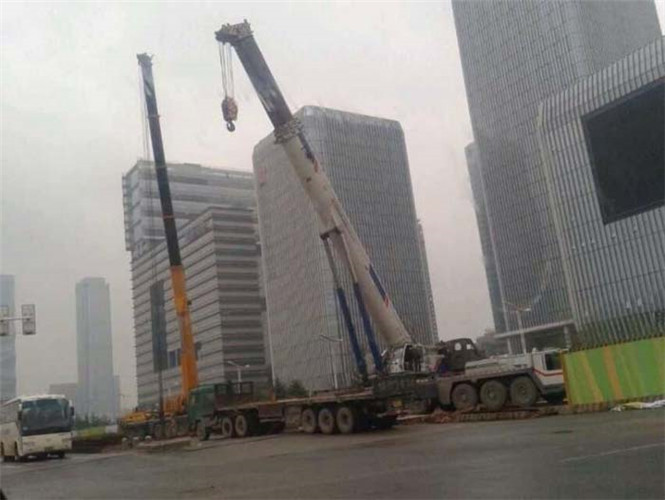 东港市“自动找平”—— 吊车的 “平地神器” 技术