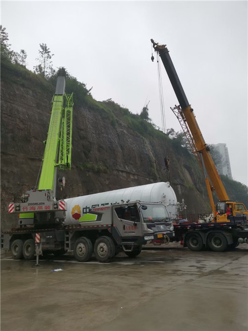 东港市“不怕风雨冻”—— 吊车的 “恶劣环境适应” 技术